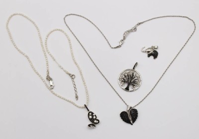 Auktion 375<br>Konvolut 925er Silberschmuck, je mit Onyxbesatz, 1x Anhänger an kl. Perlenkette, ca. 15gr. [1]