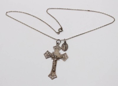 Auktion 375<br>Kreuzanhänger an Kette, Silber gepr., ca. 9gr., L-44cm Anh. L-5cm [1]