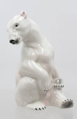Auktion 375<br>Eisbär, Lippesldorf, Unterglasurfarben, ca. H-15,5cm [1]
