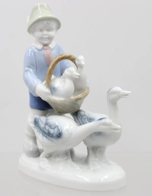Auktion 375<br>Gerold Figur, Junge mit Gänsen und Korb, ca. H-17,5cm [1]