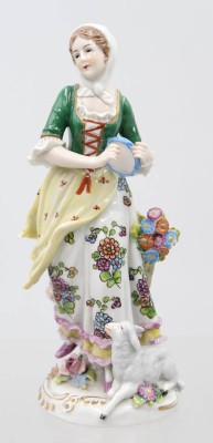 Auktion 375<br>Figur, Schäferin mit Tamburin und Lamm, Sitzendorf, bemalt, leider 2x am Kleid uns 1x an Blumen bestossen, ca. H-19cm [1]