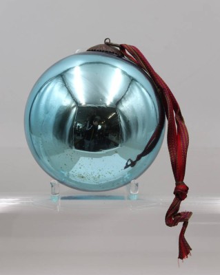 Auktion 375<br>türkisfarbene, mundgeblasene Christbaumkugel, ca. D-14,5cm [1]