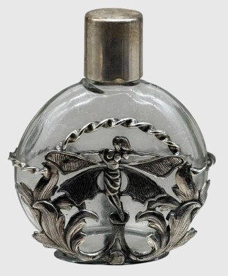 Auktion 375<br>kl. Parfumflasche mit massiver Silbermontur, ungedeutete Punzen auf Deckel und Boden, 8x6 cm [1]