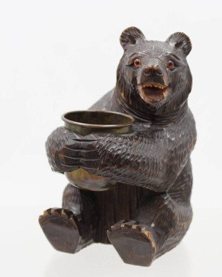 Auktion 375<br>sitzender Bär um 1900, wohl Brienzer Holzschnitzerei, Alters-u. Gebrauchsspuren, ca. H-15,5cm [1]