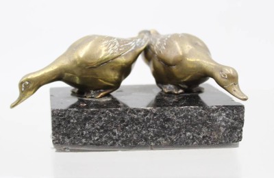 Auktion 375<br>2x Gänze-Figuren auf Stein, wohl Teil einer Schale o.ä., Gänse wohl Messing, Gänse ca. H-3,5cm L-9cm [1]