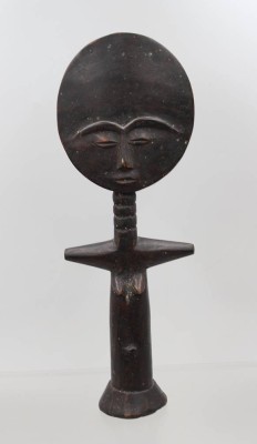Auktion 375<br>ghanaische Akuaba-Fruchtbarkeitspuppe der Asante-Kultur (Ashanti) aus dunklem Holz, ca. H-32,5cm [1]