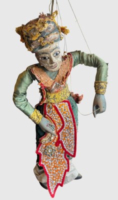 Auktion 375<br>Marionettenfigur, Burma, Ende 19./Anfang 20. Jahrhundert, Kleid bestickt und mit Pailletten, H-ca. 70 cm, bespielt [1]