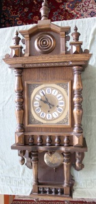 Auktion 375<br>Gründerzeit-Freischwinger, guter Zustand, Werk läuft, ca. 106 x 40 x 22,5cm [1]