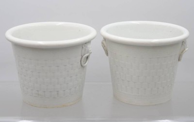 Auktion 375<br>Paar antike Übertöpfe um 1900, Weißporzellan, beidseitig Schweineköpfe, ca. H-13,5cm D-16,5cm, Altersspuren und Brandfehler [1]