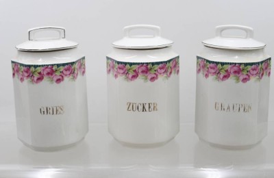 Auktion 375<br>3x Küchengefässe um 1920, Rosendekore, je beschriftet, ca. H-18cm [1]