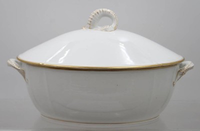 Auktion 375<br>elegante, weiße Porzellan-Terrine, Herregaard, Bing & Grøndahl, innen Goldzier berieben, ca. H-18cm B-38cm [1]