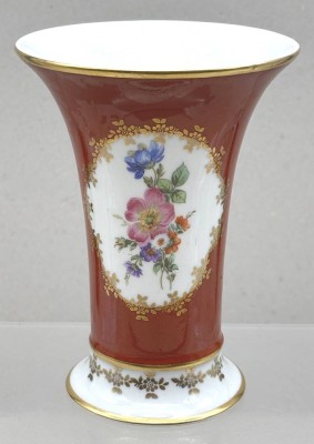 Auktion 375<br>Trichtervase mit Blumenbouquet in Reserve, Bavaria, H-14 cm, D-10 cm [1]