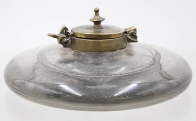 Auktion 375<br>antikes, schweres Tintenfass aus Klarglas,  Messingmontur, wohl 19. Jhd., ca. H-5cm D-15cm [1]