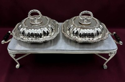 Auktion 375<br>antikes, versilbertes Warmhaltetablett mit zwei passenden Deckelschalen aus dem 19. Jahrhundert, Plated, Versilberung erneuert,  Tablett ca. H-12cm B-58cm T-23cm, Schalen je ca.  H-11cm und B-21cm [1]