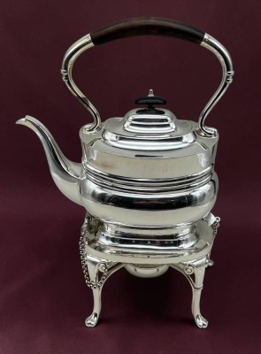 Auktion 375<br>Sammlungsauflösung, antike Schwenkkanne mit Rechaud und Brenner, um 1900, Carrington & Co London, Versilberung erneuert, ca. H-34cm [1]