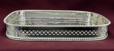 Auktion 375<br>Sammlungsauflösung, Tablett, MARA SHEFFIELD ENGLAND, versilbert, ca. H-3,5cm B-21cm T-16cm, Versilberung erneuert [1]