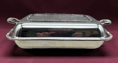 Auktion 375<br>Sammlungsauflösung, antike, versilberte Servierschale,  Z. Barraclough & Sons Ltd Leeds, Glaseinsatz leicht beschädigt, Versilberung erneuert, ca. H-7cm B-30cm T-20cm [1]