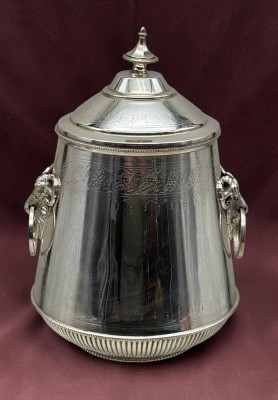 Auktion 375<br>Sammlungsauflösung, versilberter Kekseimer, um 1920, beidseitig Widderköpfe, gemarkt, ca. H-21,5cm D-14,5cm , Versilberung erneuert [1]