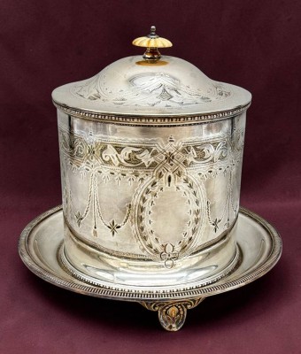 Auktion 375<br>Sammlungsauflösung, antike, versilberte Keksdose, wohl Sheffield um 1880, gemarkt, ca. H-16,5cm Teller D-19cm, Versilberung erneuert [1]
