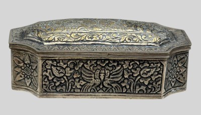 Auktion 375<br>antike orientalische Dose, reliefiert, wohl Kupfer versilbert, ca. H-6,5cm [1]