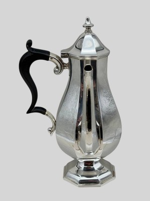 Auktion 375<br>Sammlungsauflösung, Schokoladenne im Art-Déco-Stil, seitl. Holzgriff, versilbert, gemarkt, England, ca. H-19,5cm, Versilberung erneuert [1]