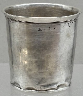 Auktion 375<br>Silberbecher mit ungedeuteten Punzen, geprüft, verdellt, Altersspuren, wohl 18/19. Jhd., H-7,5 cm, D-8 cm, 84 gr. [1]