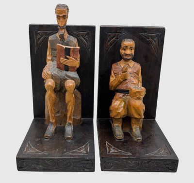 Auktion 375<br>Paar handgeschnitzte Jugendstil-Buchstützen ,Holz, H-max. 20 cm, L- je 14 cm [1]