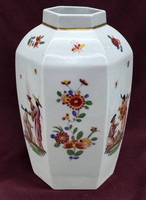 Auktion 375<br>Porzellanvase,  Chinoiserien, 19. Jhd., ungedeutete Blaumarke, ca. H-22cm [1]