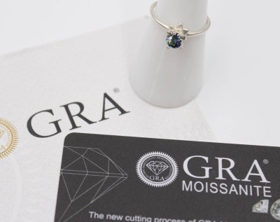Auktion 375<br>925er Silber-Ring mit einem 0,5 Karat Regenbogen Moissanite, 1,5gr., RG 54, anbei GRA-Zertifikat [1]