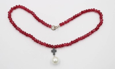 Auktion 375<br>Rubin-Halskette mit Muschelkernperle und Hämatitkreuz, ca. L-40cm [1]