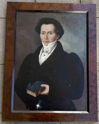 Auktion 375<br>Biedermeier Portrait eines eleganten Herrens mit Buch, um 1830, Österreich, Öl/Leinen, kleines Loch,alt  gerahmt, RG 90x67 cm, unleserl. signiert oben links? [1]
