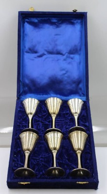 Auktion 375<br>Vintage-Set aus sechs versilberten Likörkelchen mit feinen Gravuren, EPNS, in Kasten, ca. H-11,5cm [1]