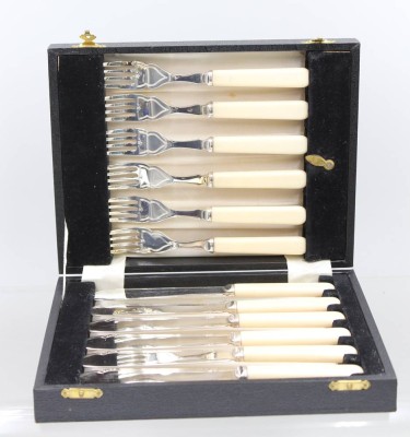 Auktion 375<br>Fischbesteck in Kasten, Harrison Fisher & Co Sheffield, wohl Bakelitgriffe, sehr guter Zustand, ca. L-Messer 19cm [1]