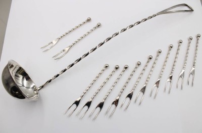 Auktion 375<br>Vintage-Bowle-Set von WMF Schöpfkelle und Bowlegabeln, 90er Auflage, ca. L-38cm und L-11cm [1]