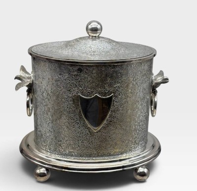 Auktion 375<br>Sammlungsauflösung, versilberte Keksdose, gepunzt, Sheffield, älter, beidseitig Tauben als Handhaben ca. H-18,5cm B-19cm, Versilberung erneuert [1]
