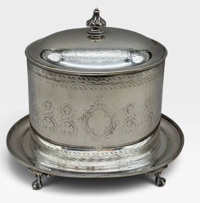 Auktion 375<br>Sammlungsauflösung, versilberte Keksdose, wohl John Round & Son Sheffield, älter, ca. H-18,5cm B-22cm, Versilberung erneuert [1]