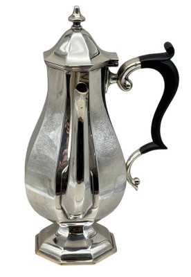 Auktion 375<br>Sammlungsauflösung, Schokoladenne im Art-Déco-Stil, seitl. Holzgriff, versilbert, gemarkt, England, ca. H-19,5cm, Versilberung erneuert [1]