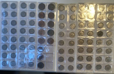 2 Münzblätter mit hpts. 5 Rappen-Kursmünzen, Nickel, ca. 82 Stück ab ca. 1910-1955, sowie anbei 13 andere Kleinmünzen Schweiz