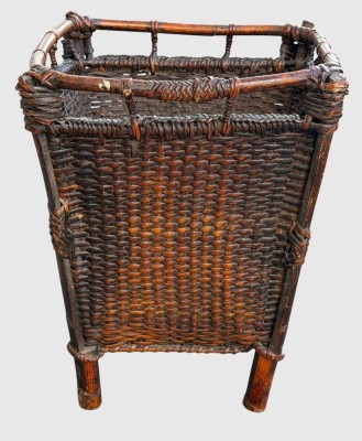 Auktion 375<br>gr. Rattan Papierkorb, wohl Indonesien, H-50 cm, 38x39 cm, Handarbeit und älter, leichte Gebrauchsspuren [1]