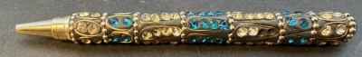 Auktion 375<br>Kugelschreiber-Hülle, silberfarben mit hellen und blauen Steinen, einige fehlen, L-12,3 cm [1]