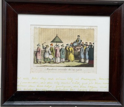 Auktion 375<br>historischen Kupferstich des 18.Jhd., Ein Mandarin im Kreis seines Gefolges, ital. beschriftet mit langer Widmung, ger/Glas, RG 30,5x26,5 cm [1]