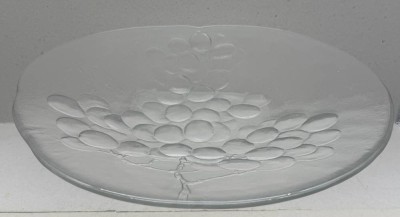 Auktion 375<br>grosse Glasplatte mit Traubendekor, D-36 cm [1]