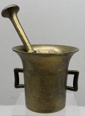 Auktion 375<br>grosser, massiver Bronze-Mörser mit Pistell, H-14 cm, D-15 cm, Pistell L-24,5 cm, zus. 3,6 kg. [1]