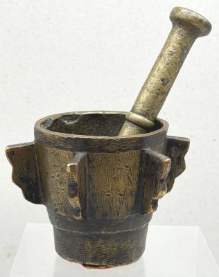 Auktion 375<br>antiker Bronzemörser mit Flossen und Stößel (auch Flügelmörser genannt), wohl 16/17. Jhd, Gebrauchsspuren, H-10,5 cm [1]