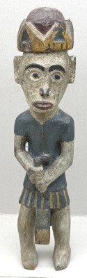 Auktion 375<br>hohe Skulptur, Mann mit Sichel,  H-42 cm, Alter? wohl Keramik? [1]