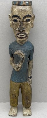 Auktion 375<br>hohe Skulptur, Mann mit Sichel,  H-43 cm, Alter? wohl Keramik? [1]