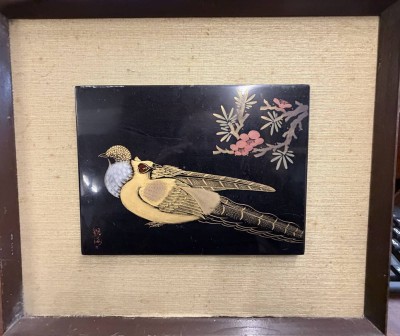 Auktion 375<br>chines. Lackbild mit Vogelpaar, gerahmt, MG 24,5x18 cm, RG 41x35 cm, verso chines. Etikett [1]