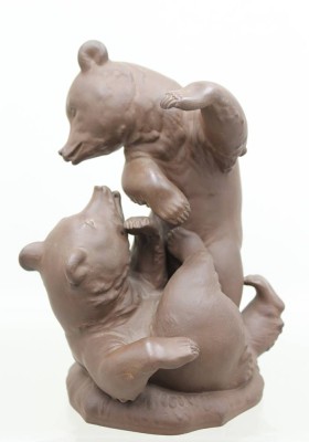 Auktion 375<br>Meissen Böttger Steinzeug Skulptur, „Spielende Bären“, Entw. Alexander Struck, 4 Schleifstriche, ca. H-19cm [1]