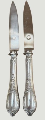 Auktion 375<br>2x Jugendstil-Messer mit versilb. Griffen, Loch in Klinge??, L-19 cm, Ziermonogramm [1]