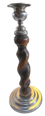 Auktion 375<br>hoher Leuchter, gedrehter Holzschaft, Metallmontur, ungepflegt, H-25 cm [1]